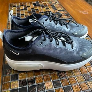 Nike AirMax Black&White Sneakers for ladies.